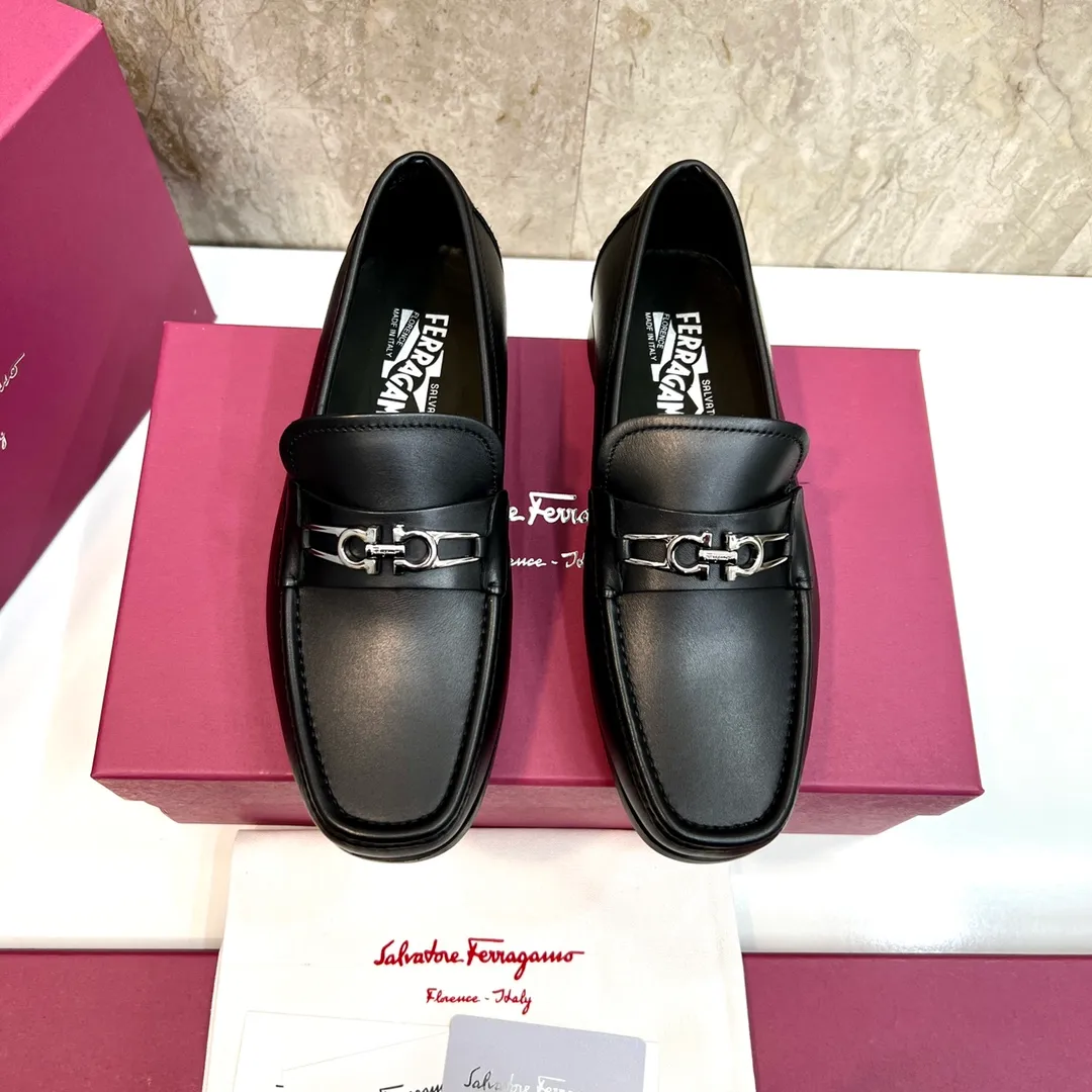 Original quality P780 Brand: Ferragamo Standard size: Men's size 39–44 (38.45 can be customized) Grade: Same style as the official website High-quality men's shoes Material: Customized first-layer calfskin with water-dyed cowhide lining Cowhide tiptoe Original non-slip and wear-resistant rubber outsole Style category: Men's formal business leather shoes are young and fashionable European and American trends British style Casual matching and comfortable feet Color: actual picture